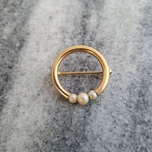 Vintage Gold Tone and Faux Pearl Circle Brooch, Minimal Lapel Pin, Unisex